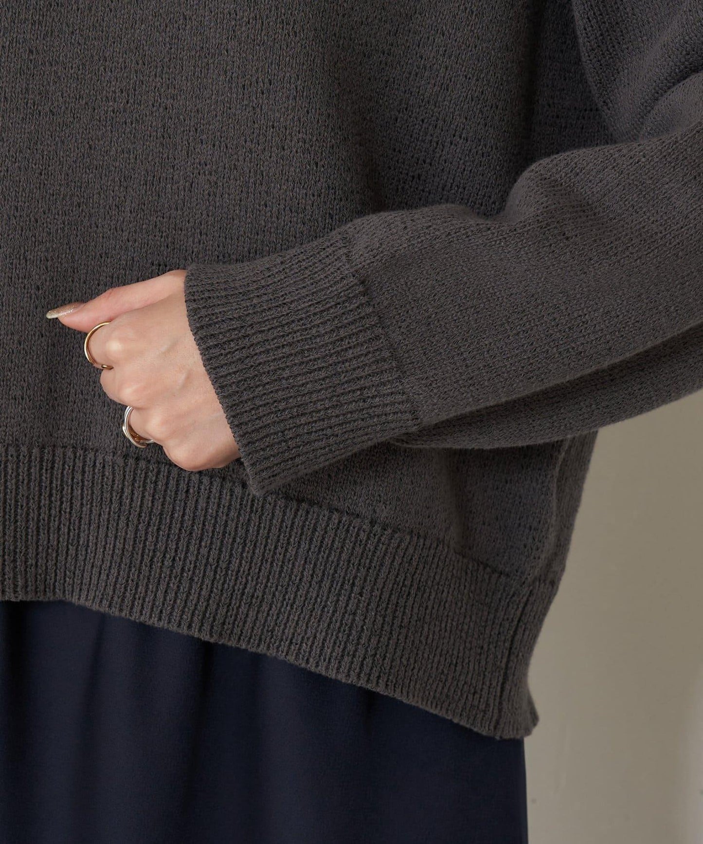 後背線條裝飾針織衫