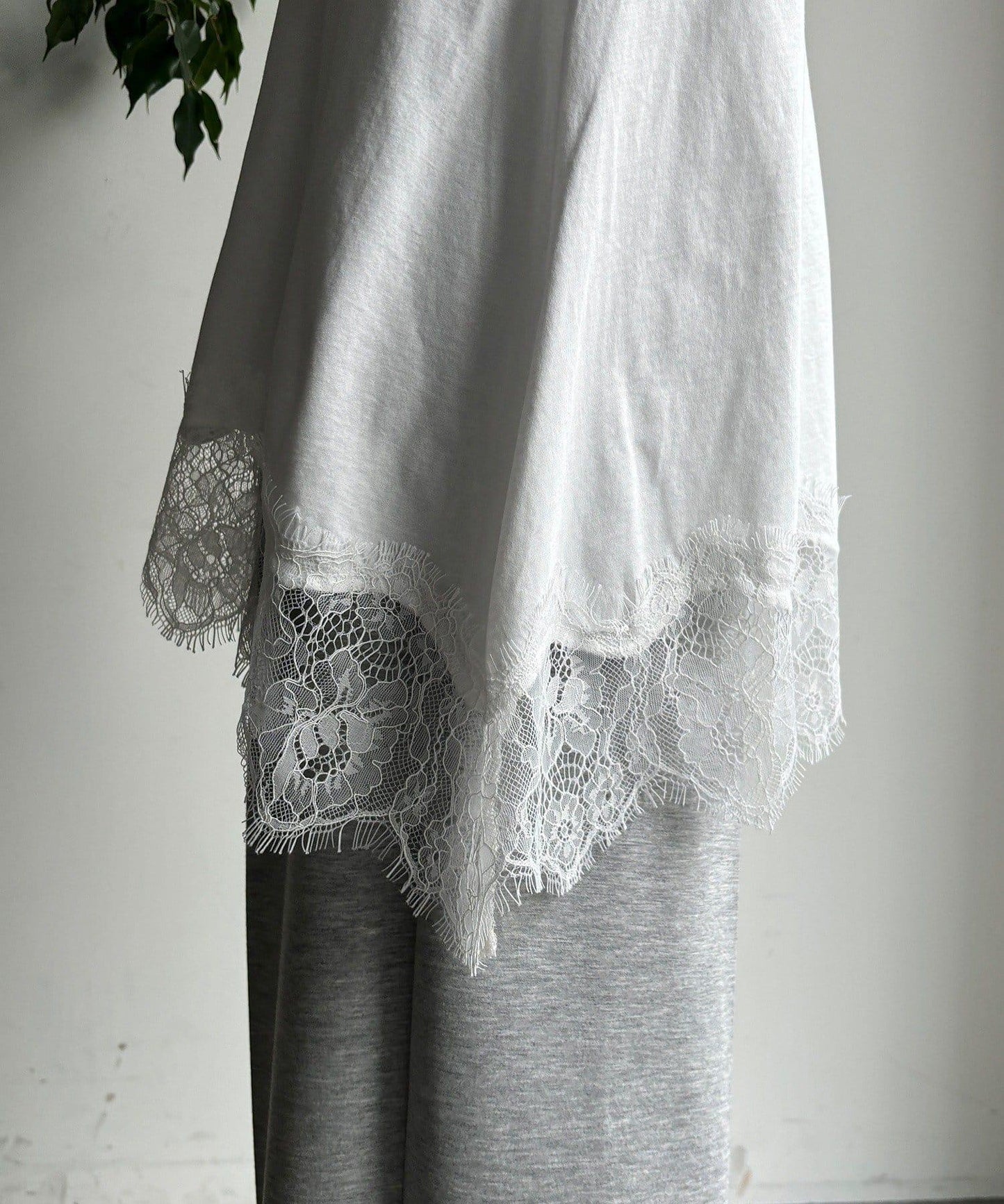 蕾絲拼接下襬長袖T恤