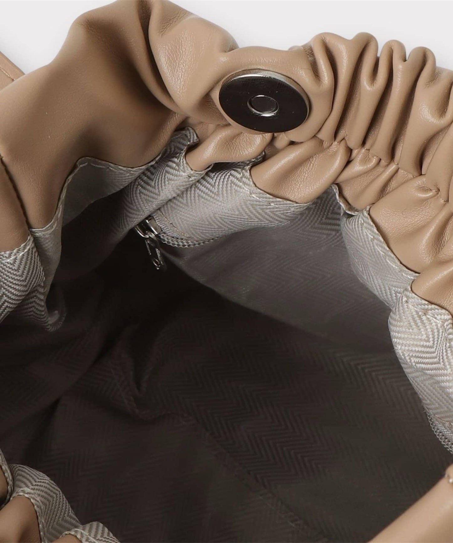 褶皺三角單肩包