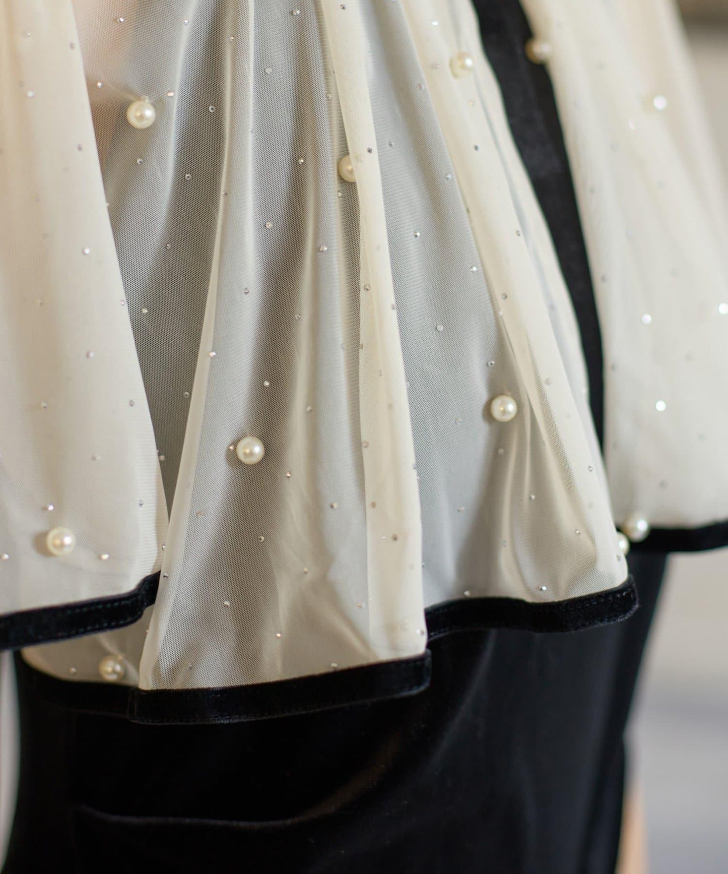 鑲鑽短款披肩 × 天鵝絨吊帶連衣裙 套裝