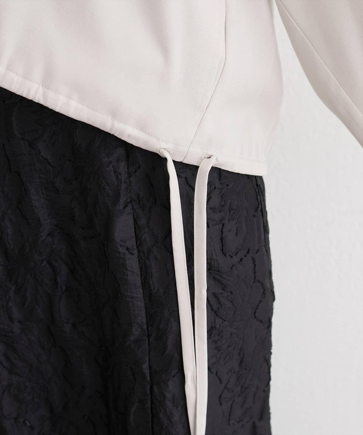 下襬抽繩短外套