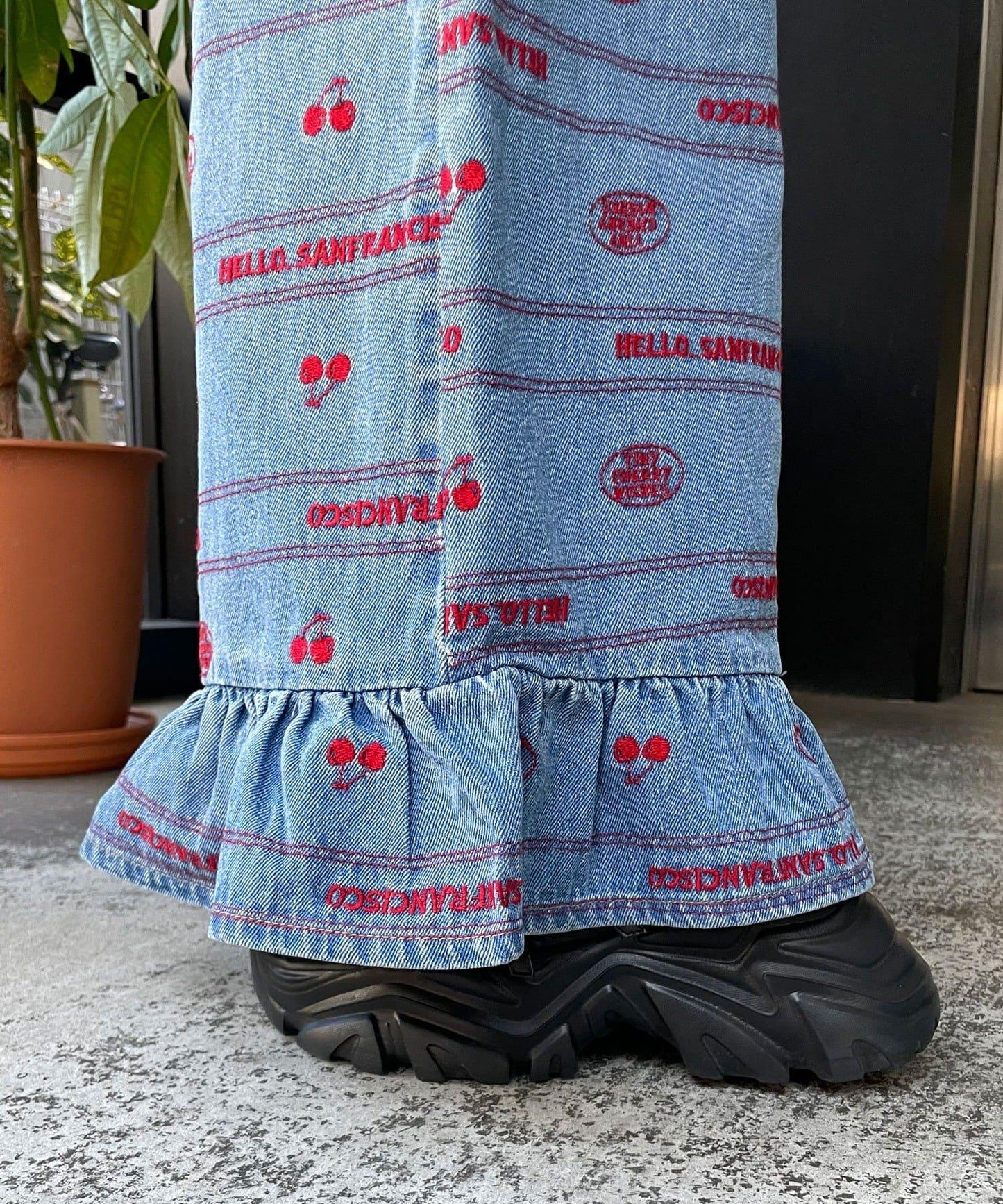 下襬荷葉邊滿版刺繡寬鬆闊腿牛仔褲