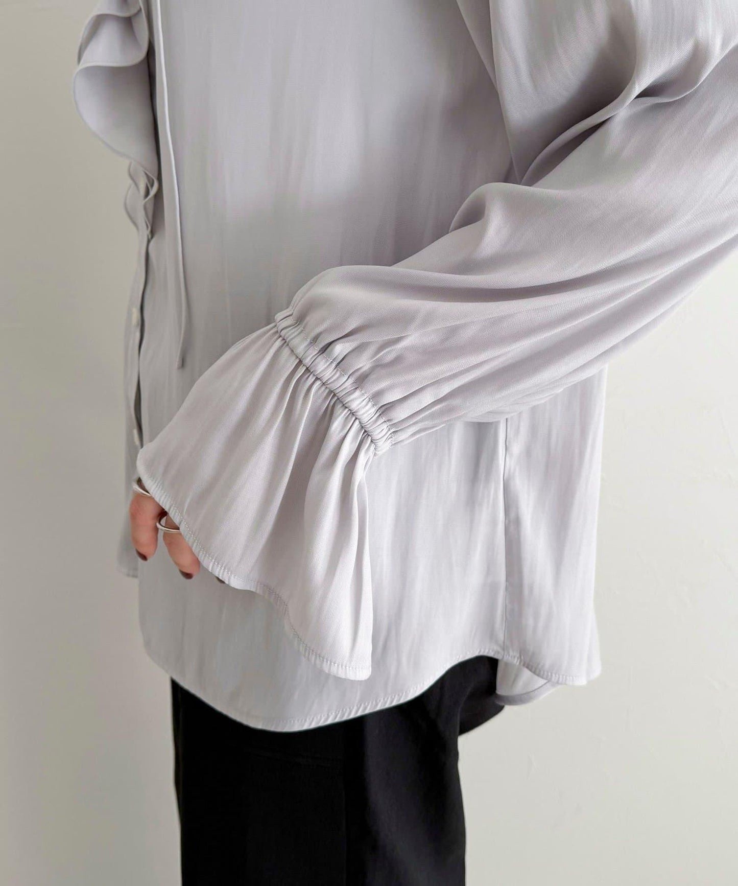 豐盈荷葉邊前開襟襯衫