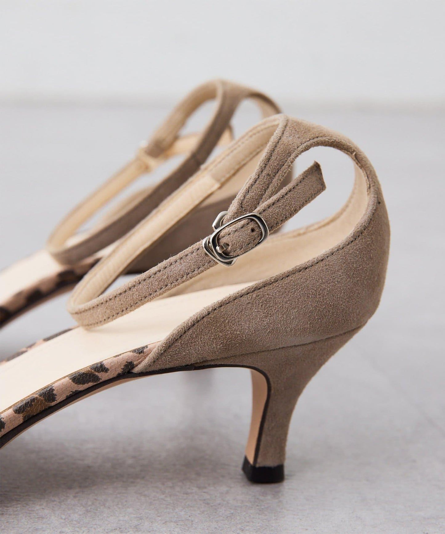 <インフルエンサーコラボカラーあり>【Hoaw.】スエードポインテッドパンプス