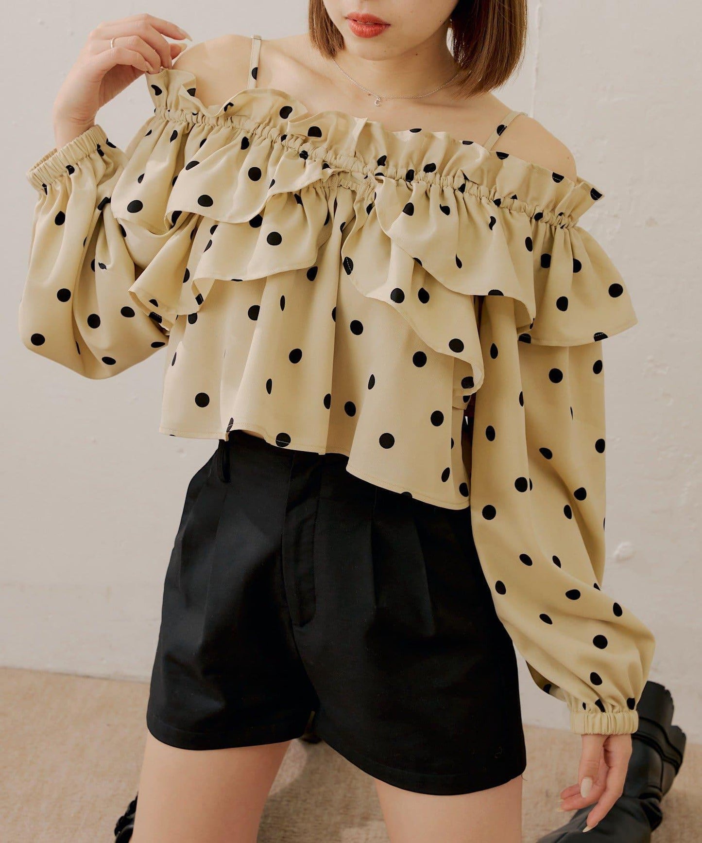 一字肩兩穿 波點荷葉邊 襯衫