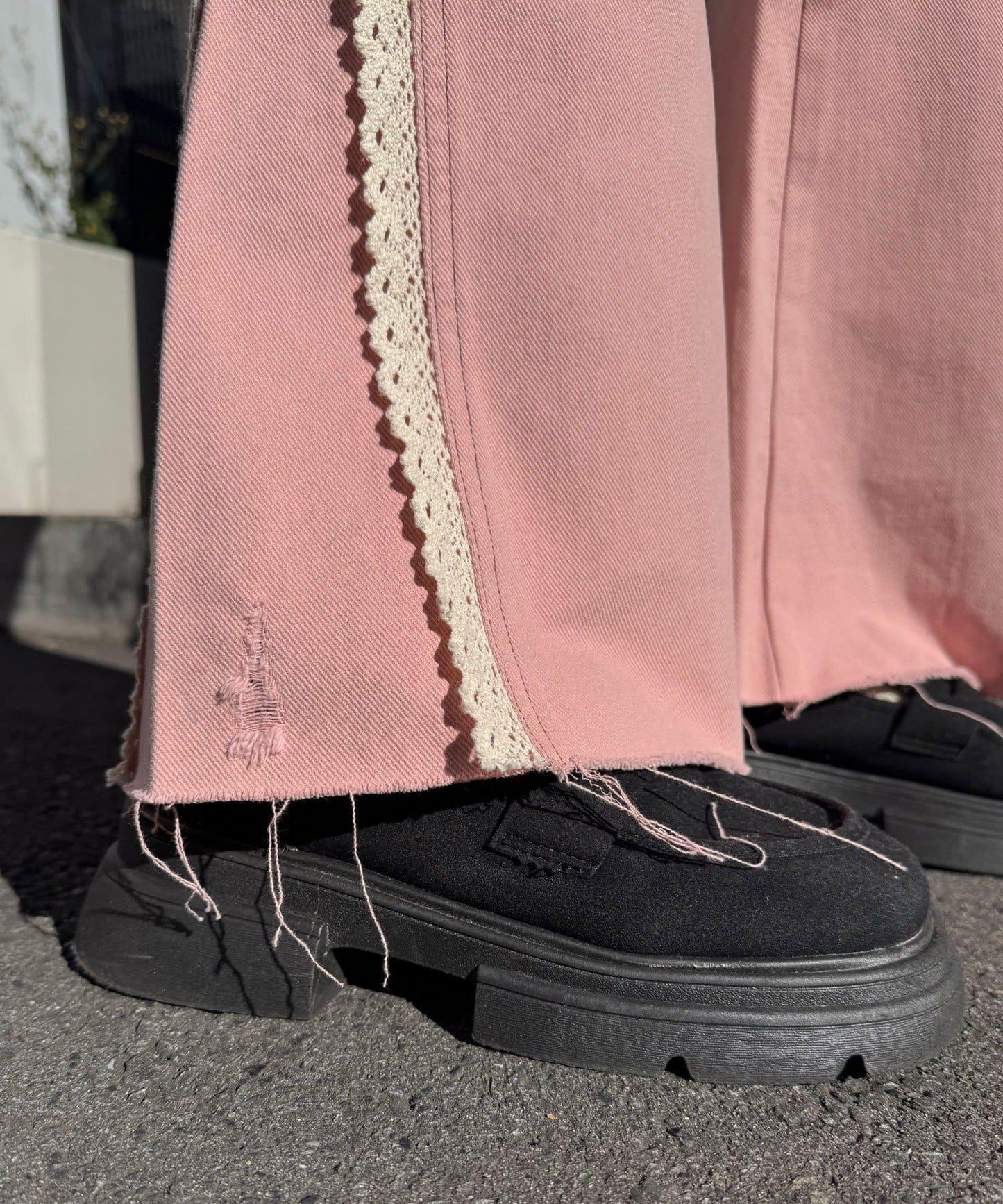 蕾絲省褶喇叭牛仔褲