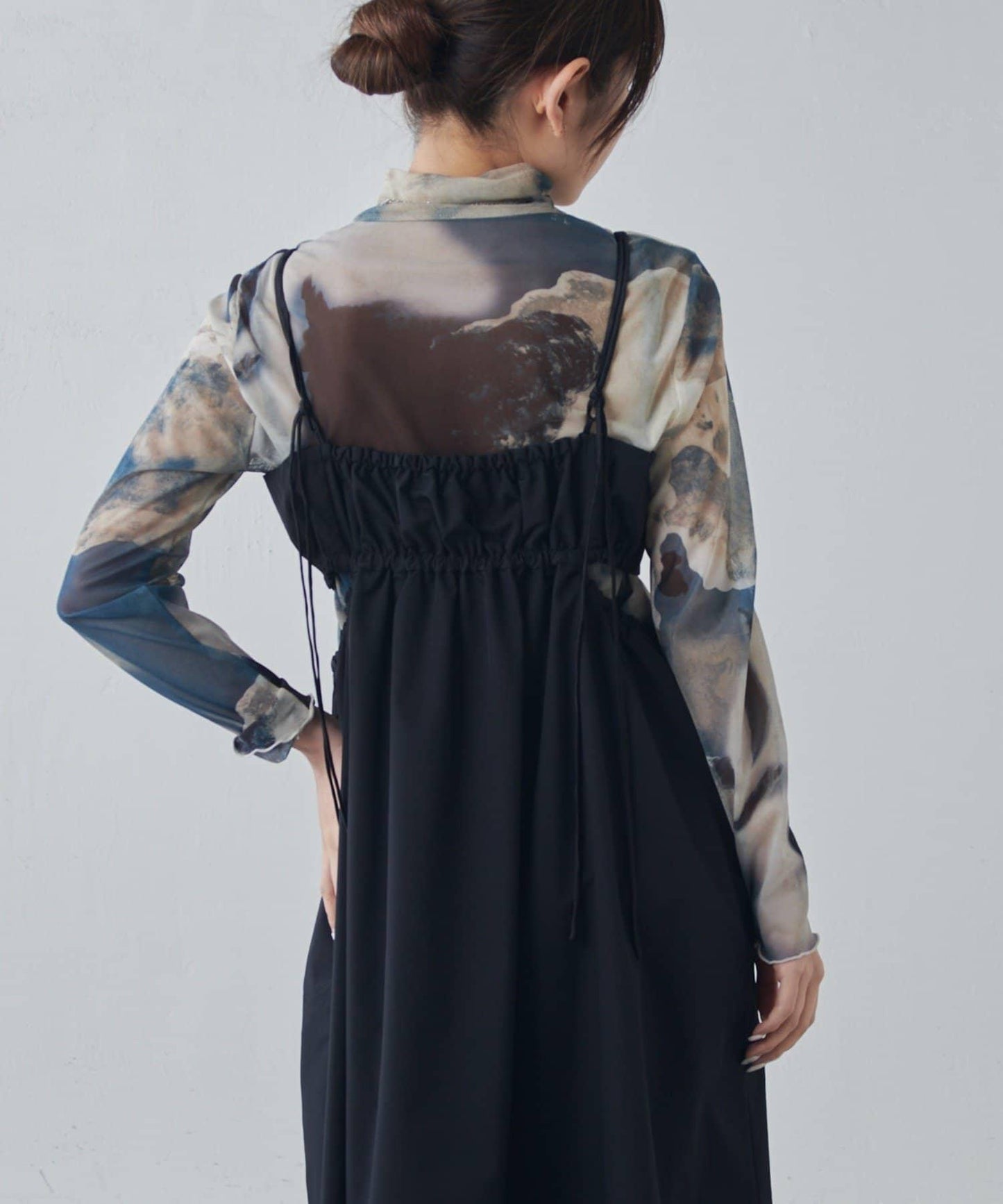 腰部拼接褶皺吊帶連衣裙