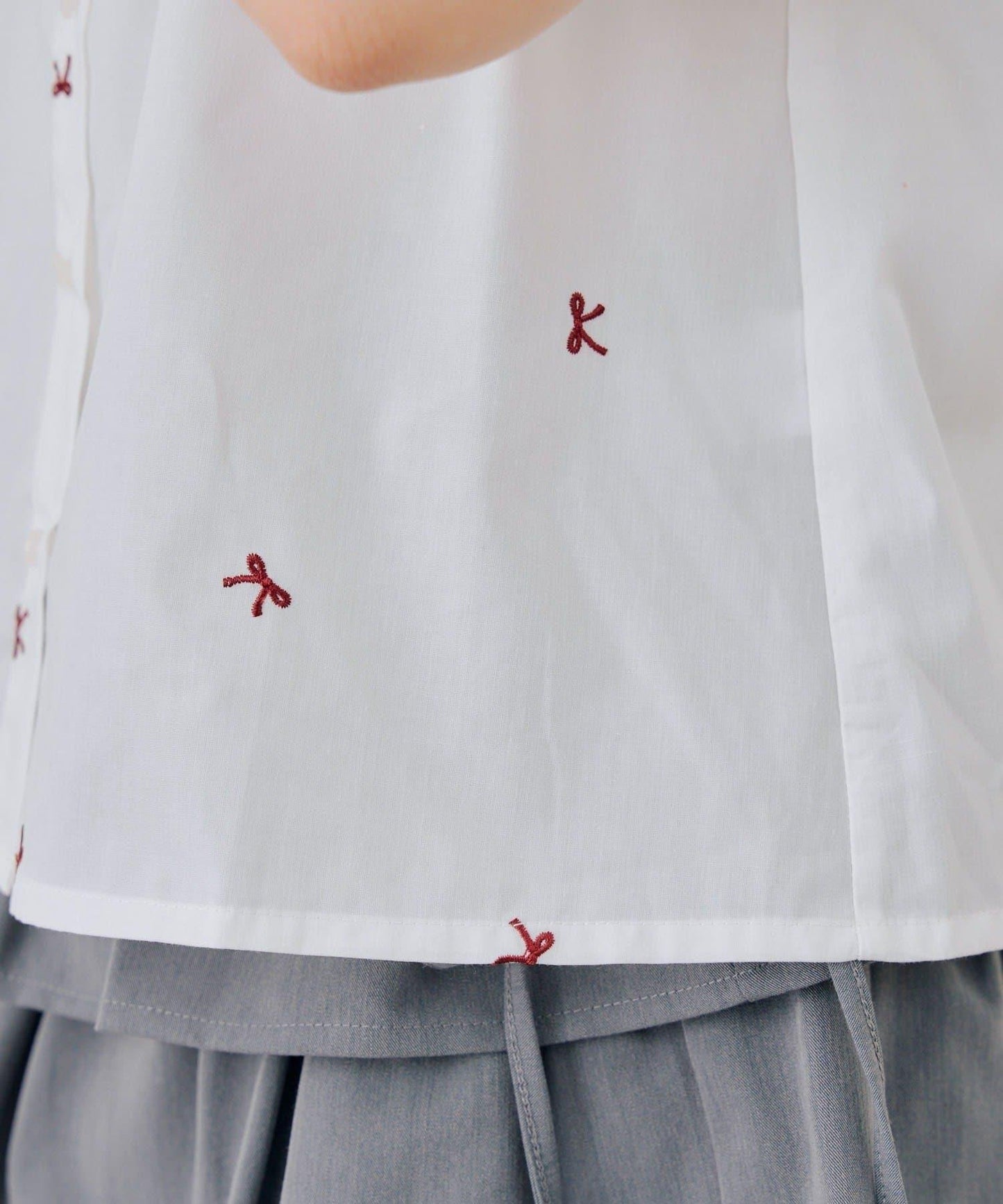 可愛蝴蝶結刺繡襯衫