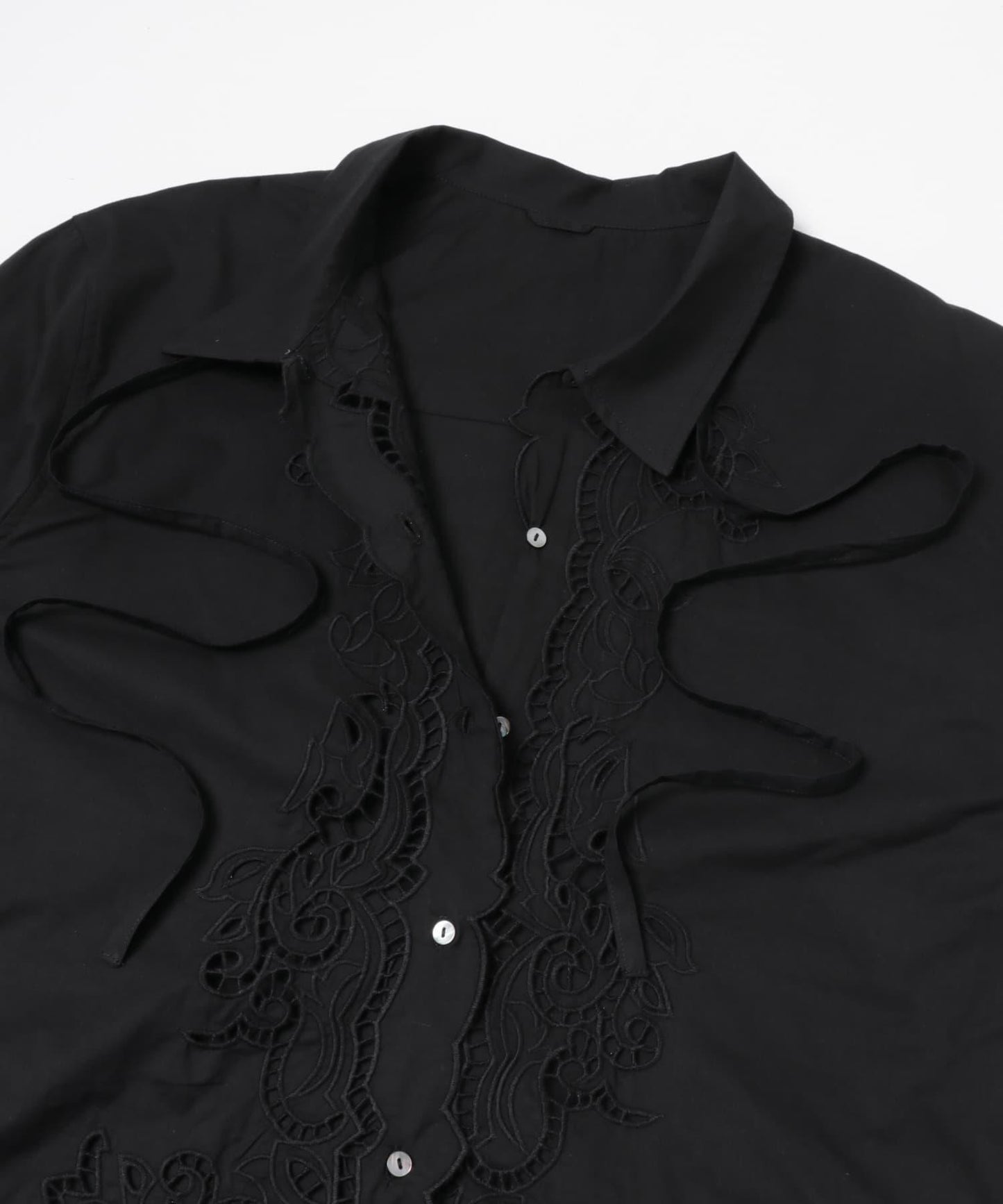 鏤空刺繡設計 襯衫