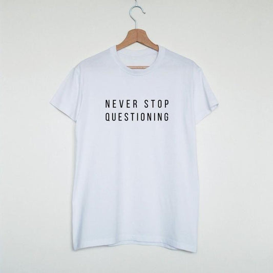 【SALE 40%オフ】Vim Tees | Never stop questioning T-shirt | Tシャツ (M/Lサイズ)【タイポグラフィ ミニマリスト】 (pa158324656)
