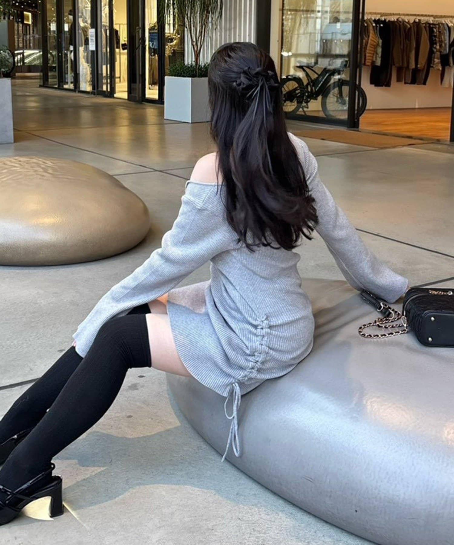 283480945