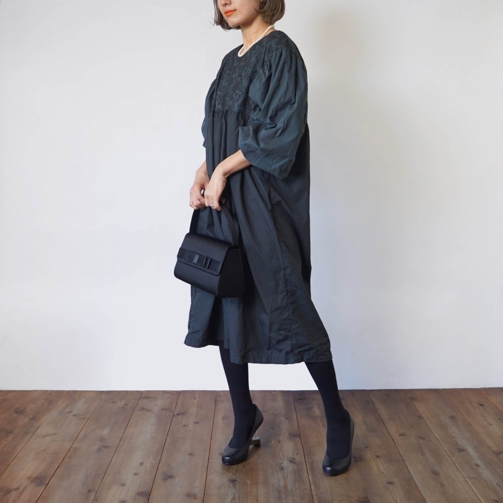 氣球袖聚攏拼接連衣裙/黑色/三河織物
