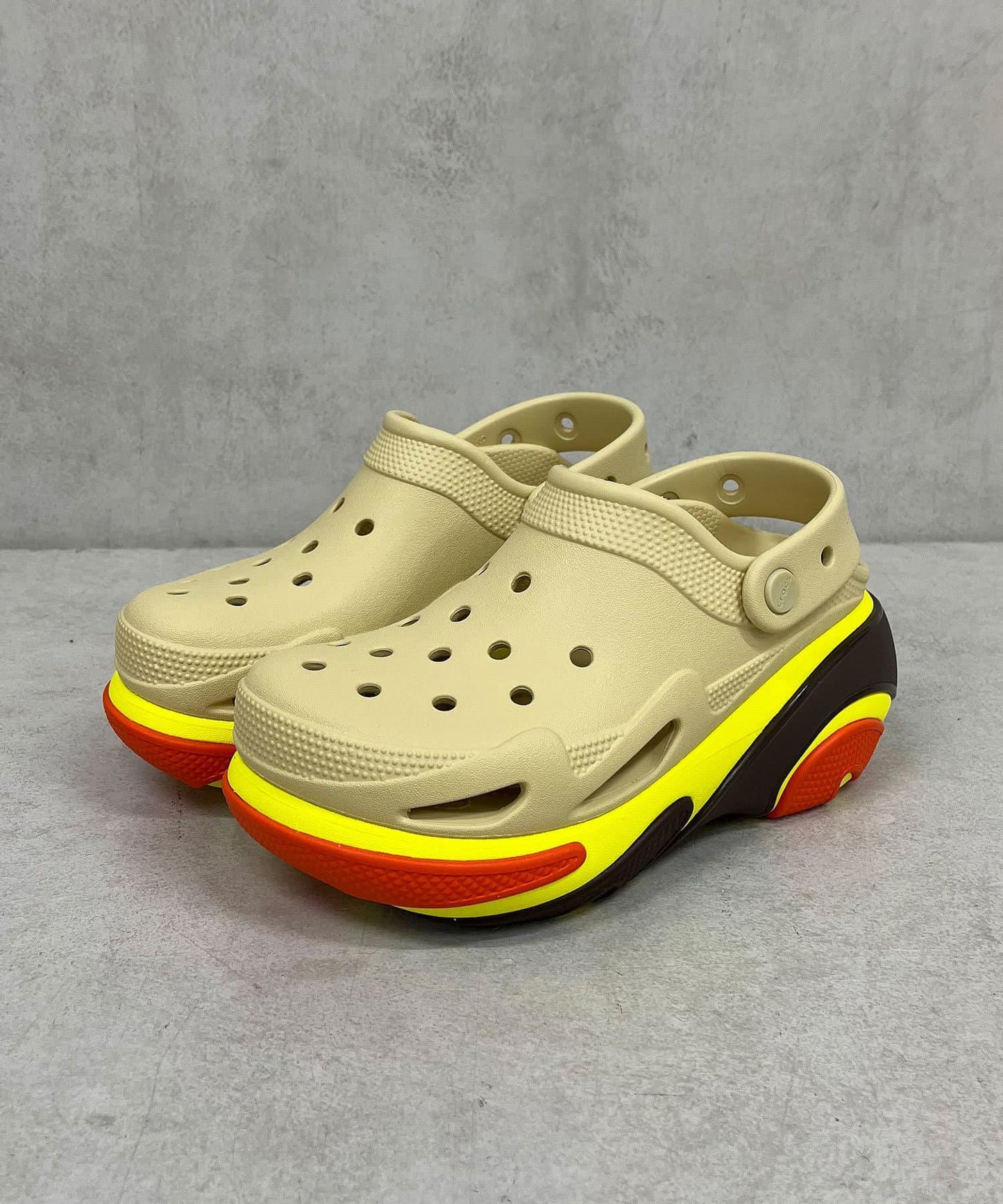 【crocs/卡駱馳】泡泡壓碎拖鞋