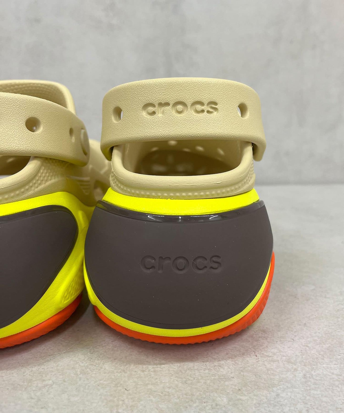 【crocs/卡駱馳】泡泡壓碎拖鞋