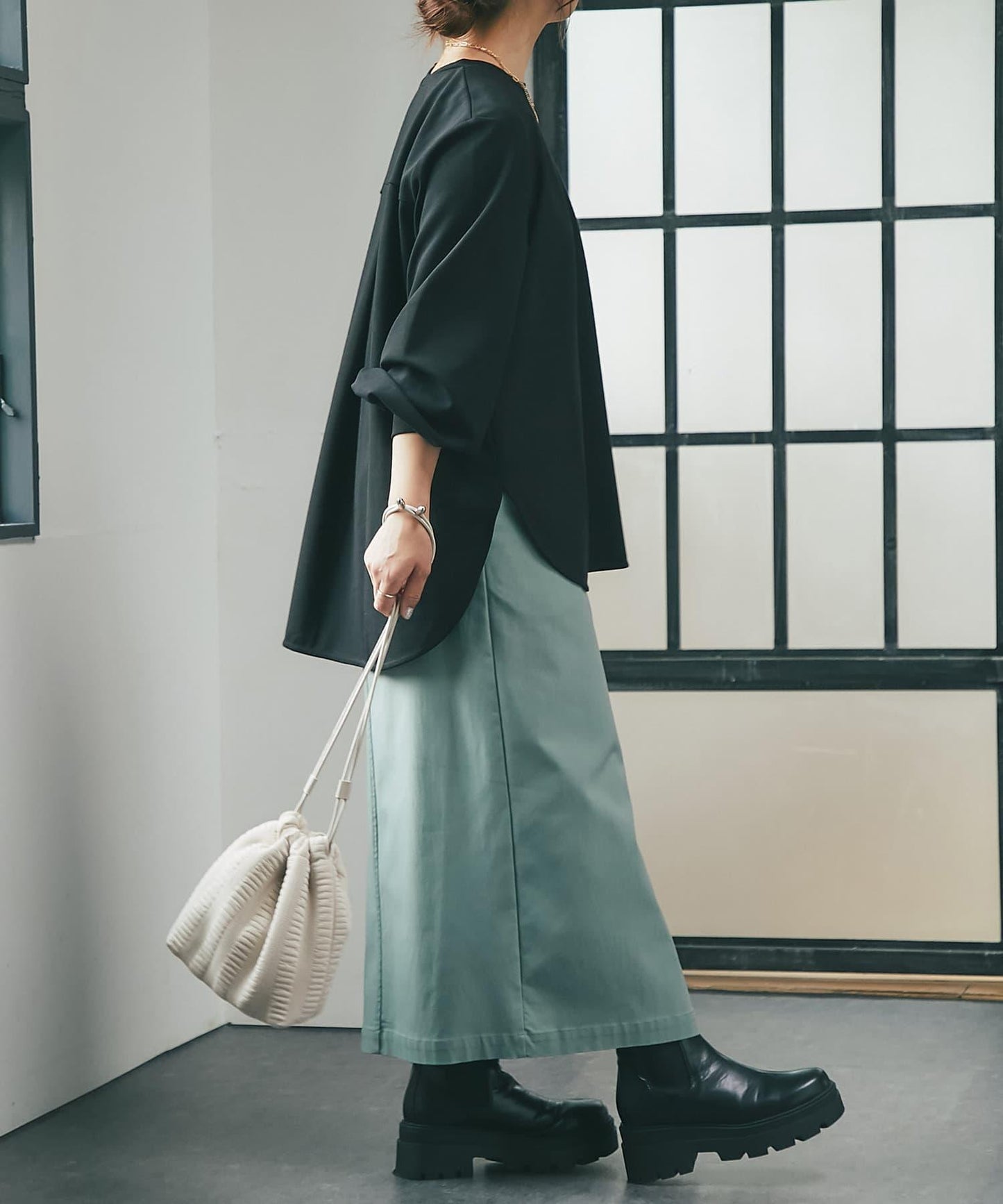 《前後高低差的下襬增添抽象感》圓弧下襬簡約長款套頭衫