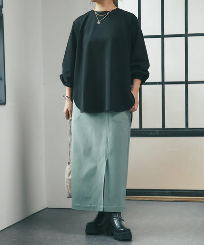 《前後高低差的下襬增添抽象感》圓弧下襬簡約長款套頭衫