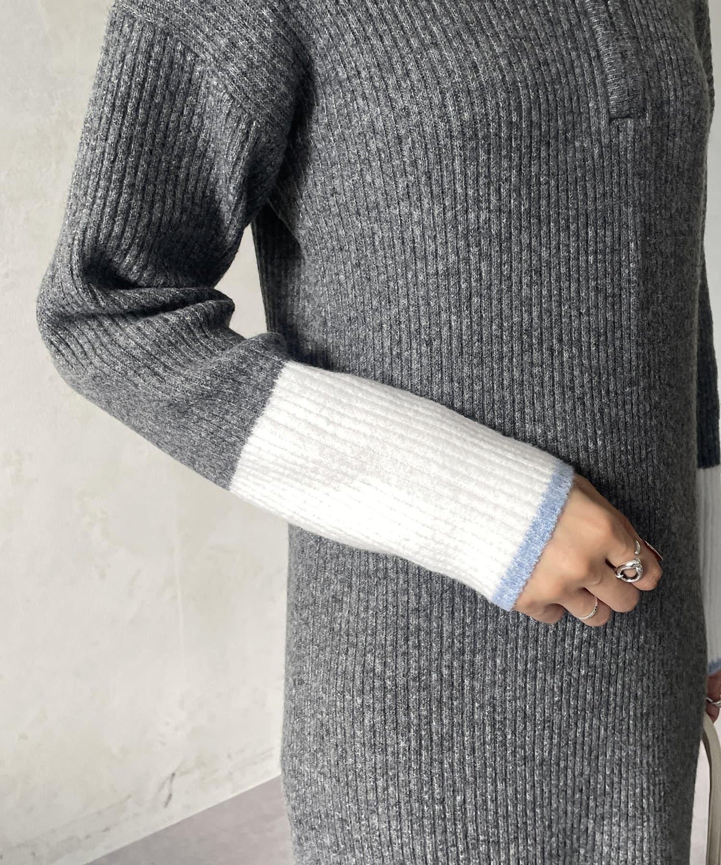 袖口配色半拉鍊針織衫 ONE PIECE