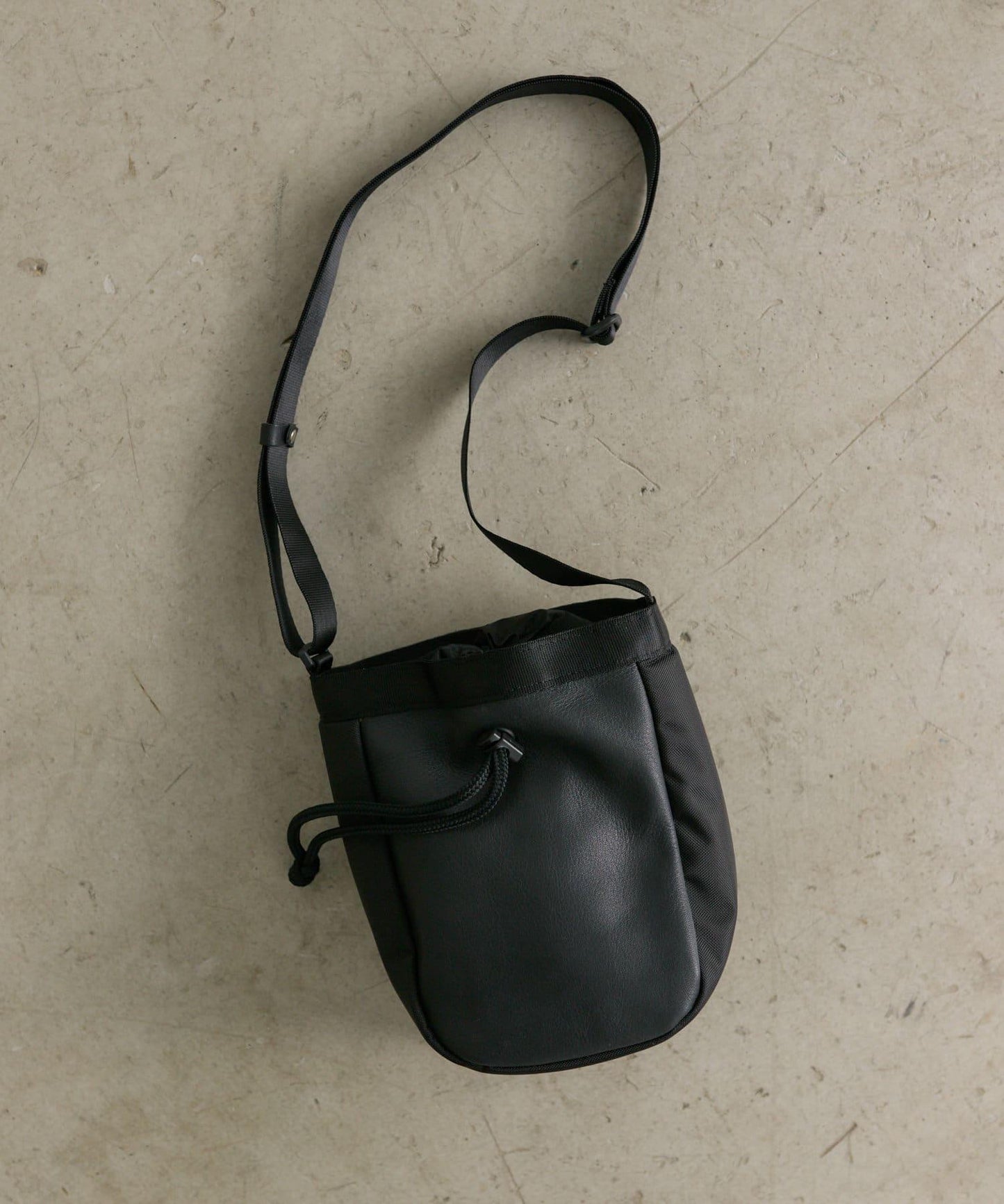 《防水/500毫升寵物瓶也能放入!/男女通用》【帆布裝備×耳朵】粉筆肩揹包