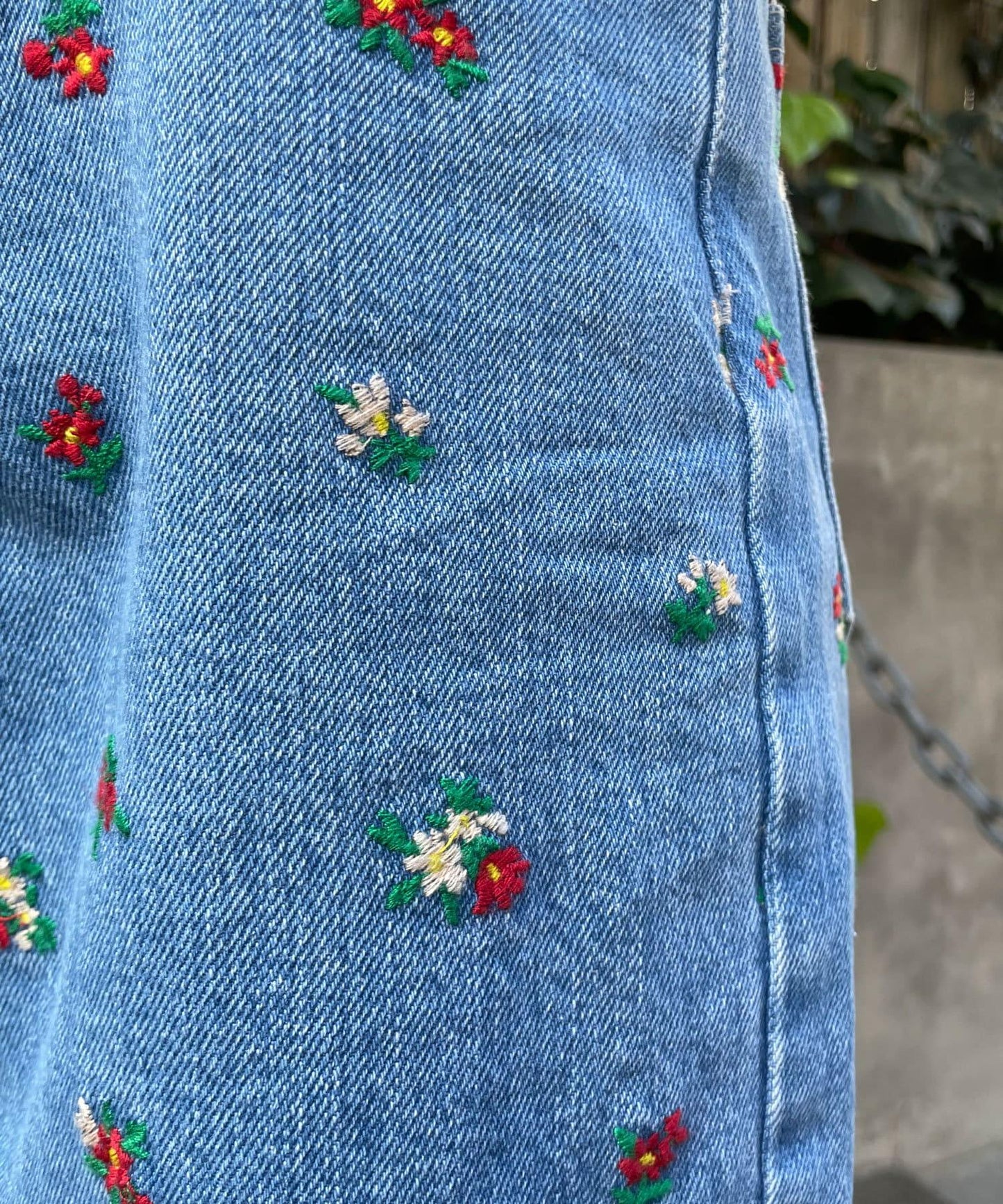 【HELLO.SANFRANCISCO/哈羅舊金山】花朵刺繡牛仔褲