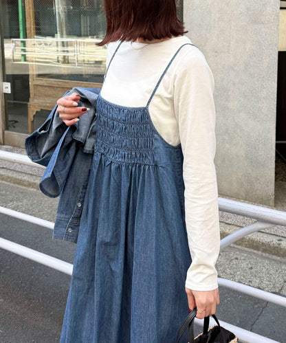淺色牛仔綁帶吊帶連衣裙