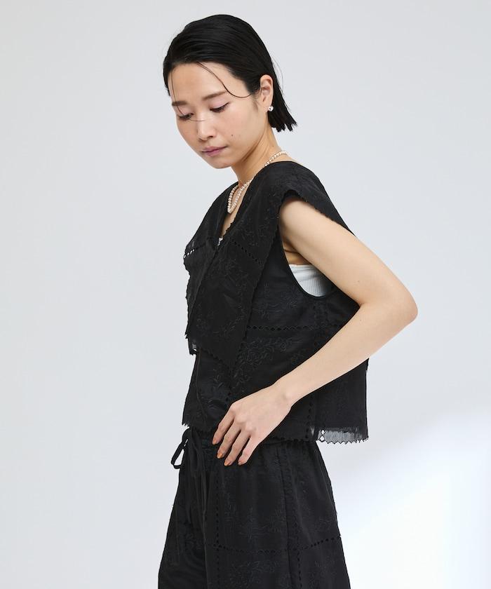 方形刺繡V領襯衫