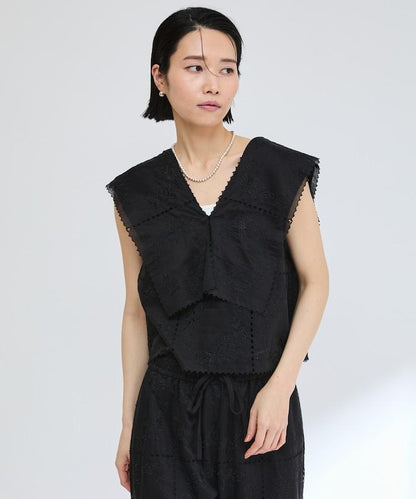 方形刺繡V領襯衫
