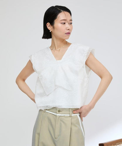 方形刺繡V領襯衫
