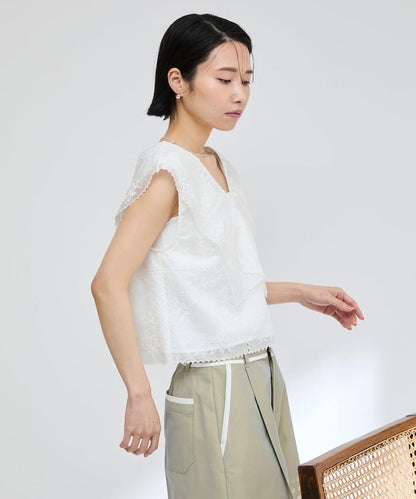 方形刺繡V領襯衫