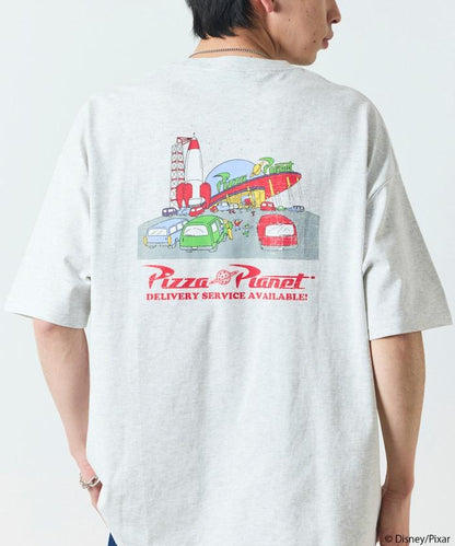 TOY STORY/玩具總動員 聯名 大尺寸 背面印花 圓領T恤/Pizza Planet