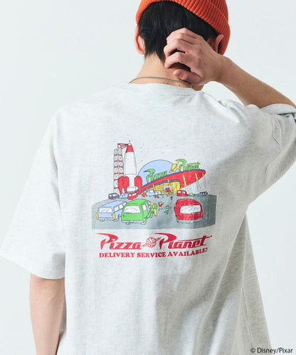 TOY STORY/玩具總動員 聯名 大尺寸 背面印花 圓領T恤/Pizza Planet