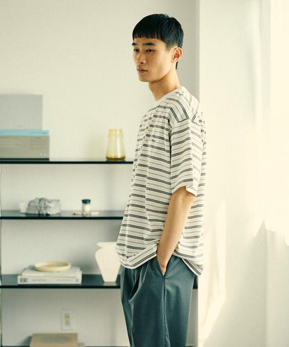 BASIC標誌刺繡T恤條紋/一點刺繡條紋T恤/短袖