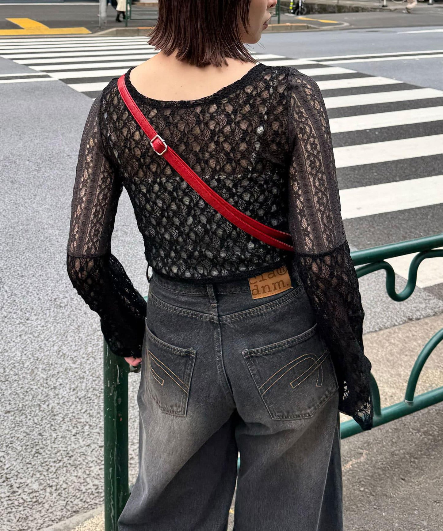 蕾絲面料拼接短袖上衣