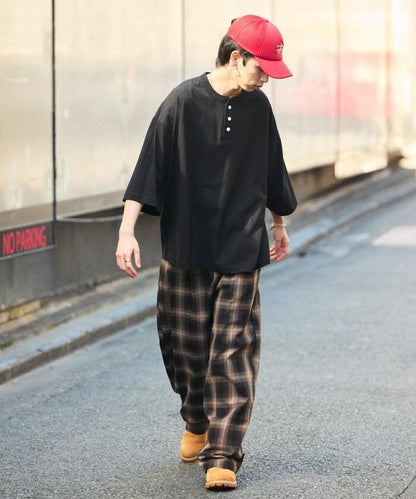 寬鬆剪裁 一點刺繡 圓領T恤/寬鬆剪裁