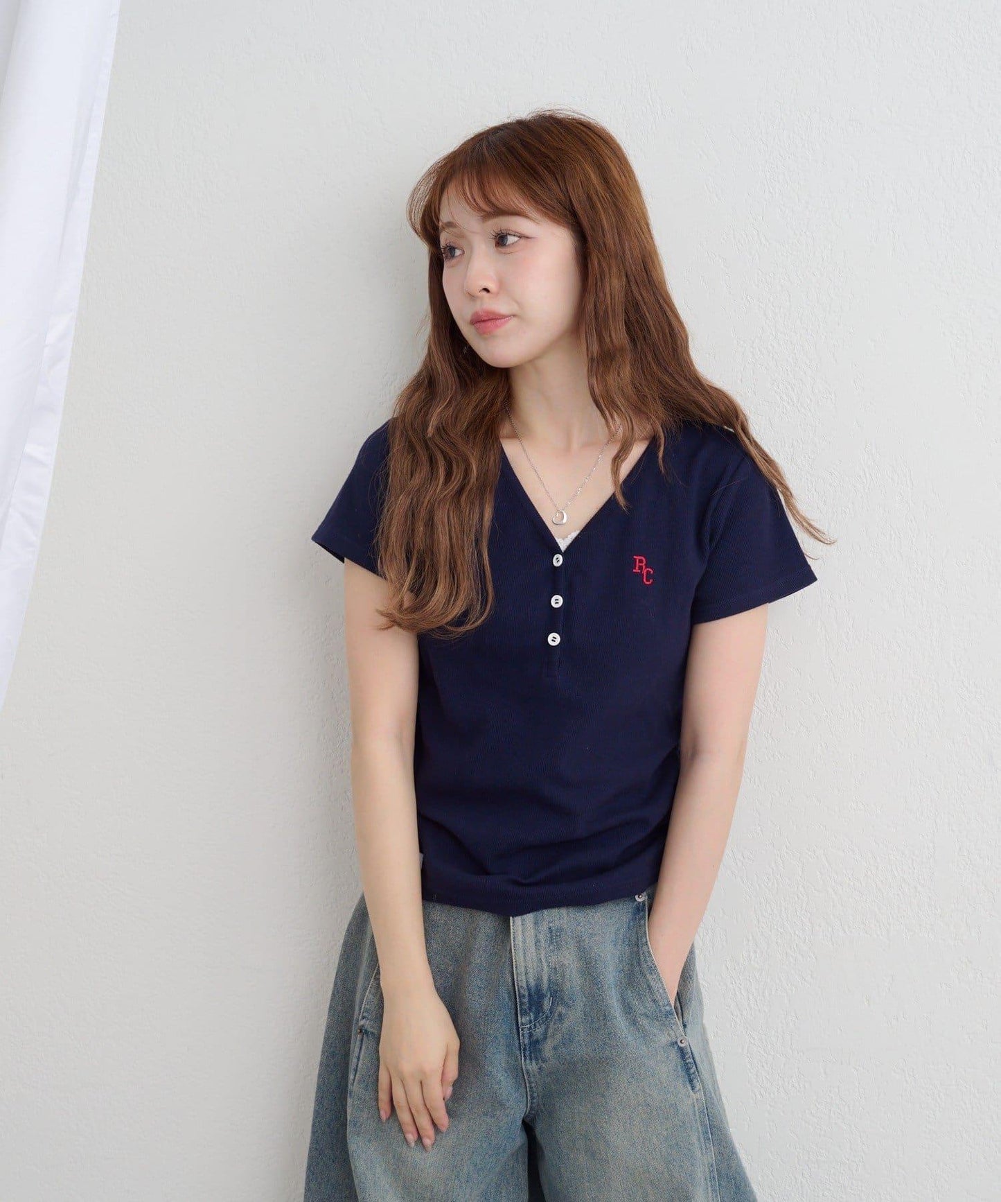 V領亨利領胸部刺繡短袖T恤