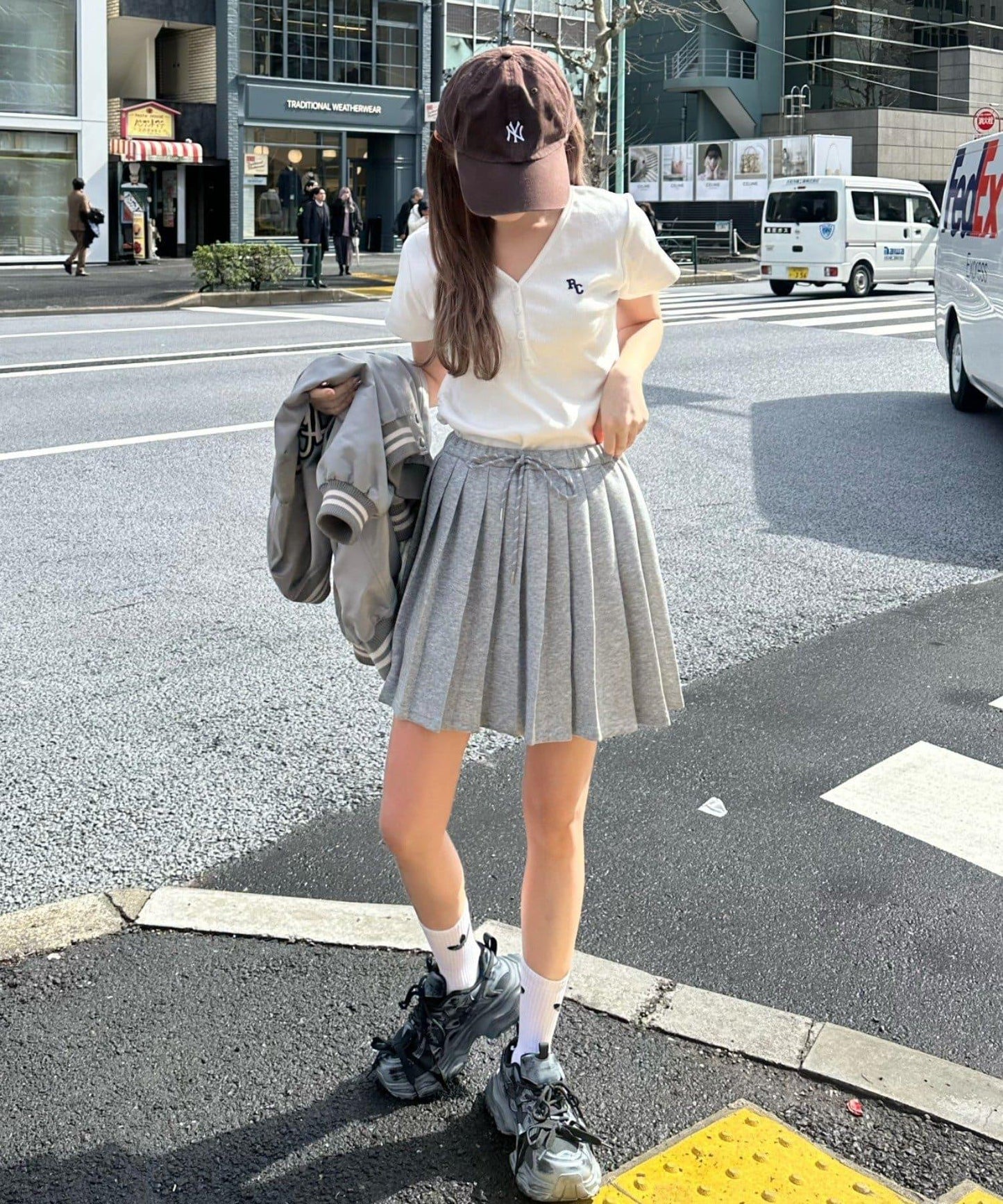 V領亨利領胸部刺繡短袖T恤