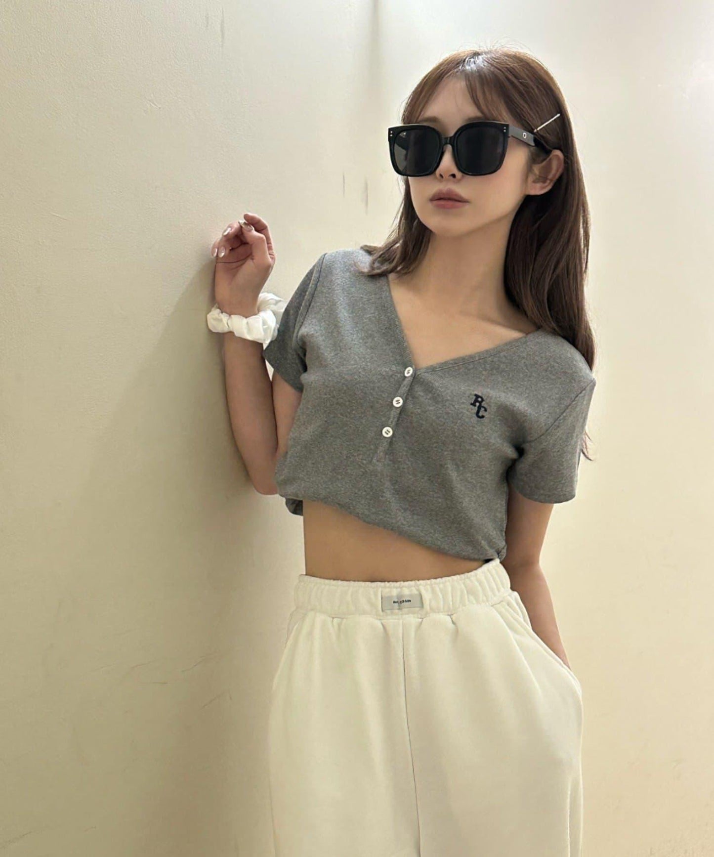 V領亨利領胸部刺繡短袖T恤