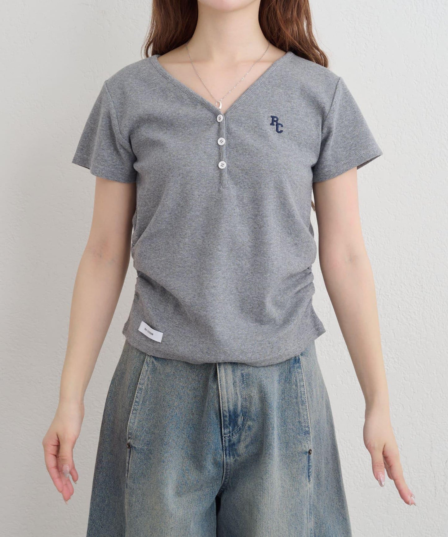 V領亨利領胸部刺繡短袖T恤