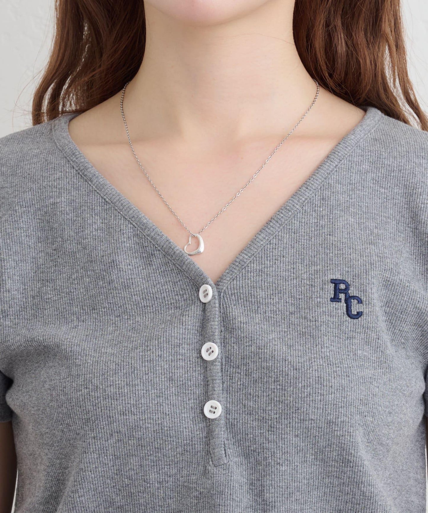 V領亨利領胸部刺繡短袖T恤