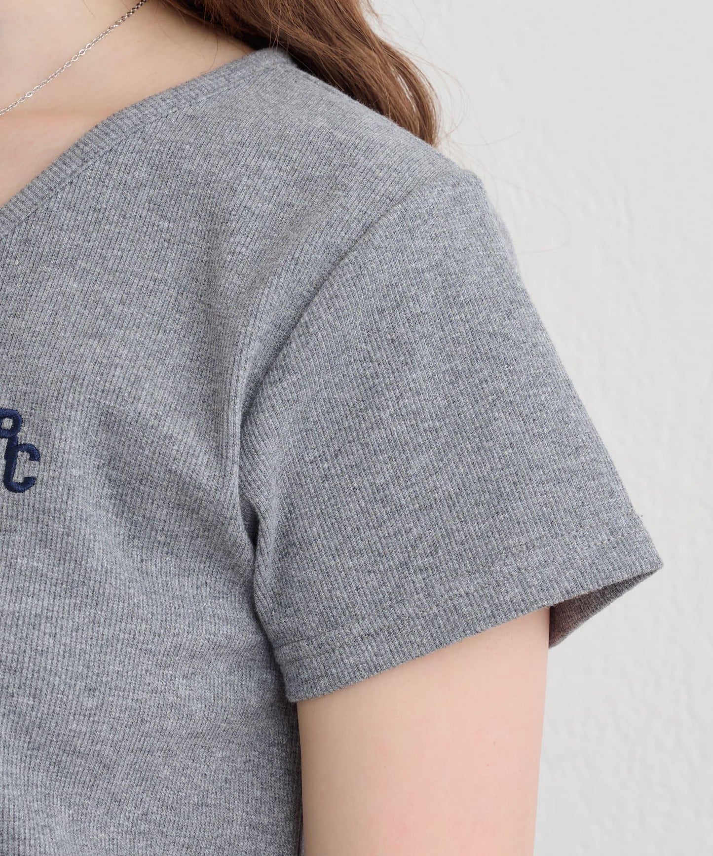 V領亨利領胸部刺繡短袖T恤