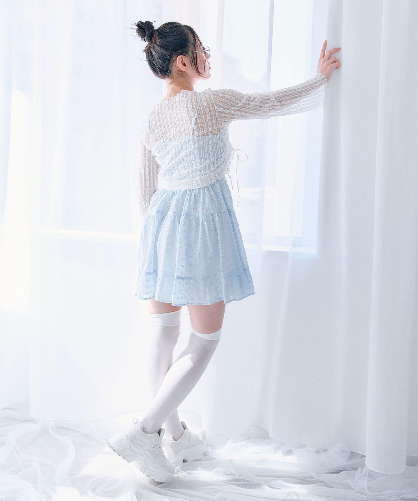 蕾絲綁帶迷你吊帶連衣裙