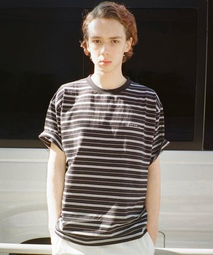 BASIC標誌刺繡T恤條紋/一點刺繡條紋T恤/短袖
