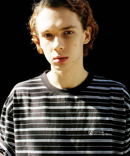 BASIC標誌刺繡T恤條紋/一點刺繡條紋T恤/短袖