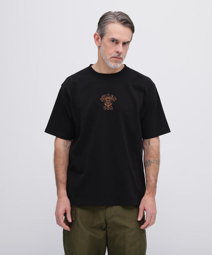 《&DEPOT限定》ONE POINT EMB T-SHIRT"VARSITY LOGO" / 單點刺繡 短袖T恤 街頭標誌