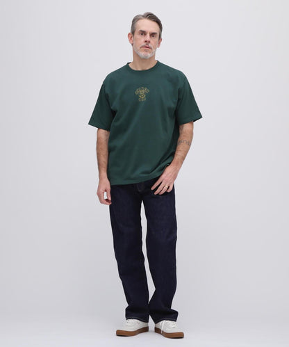 《&DEPOT限定》ONE POINT EMB T-SHIRT"VARSITY LOGO" / 單點刺繡 短袖T恤 街頭標誌