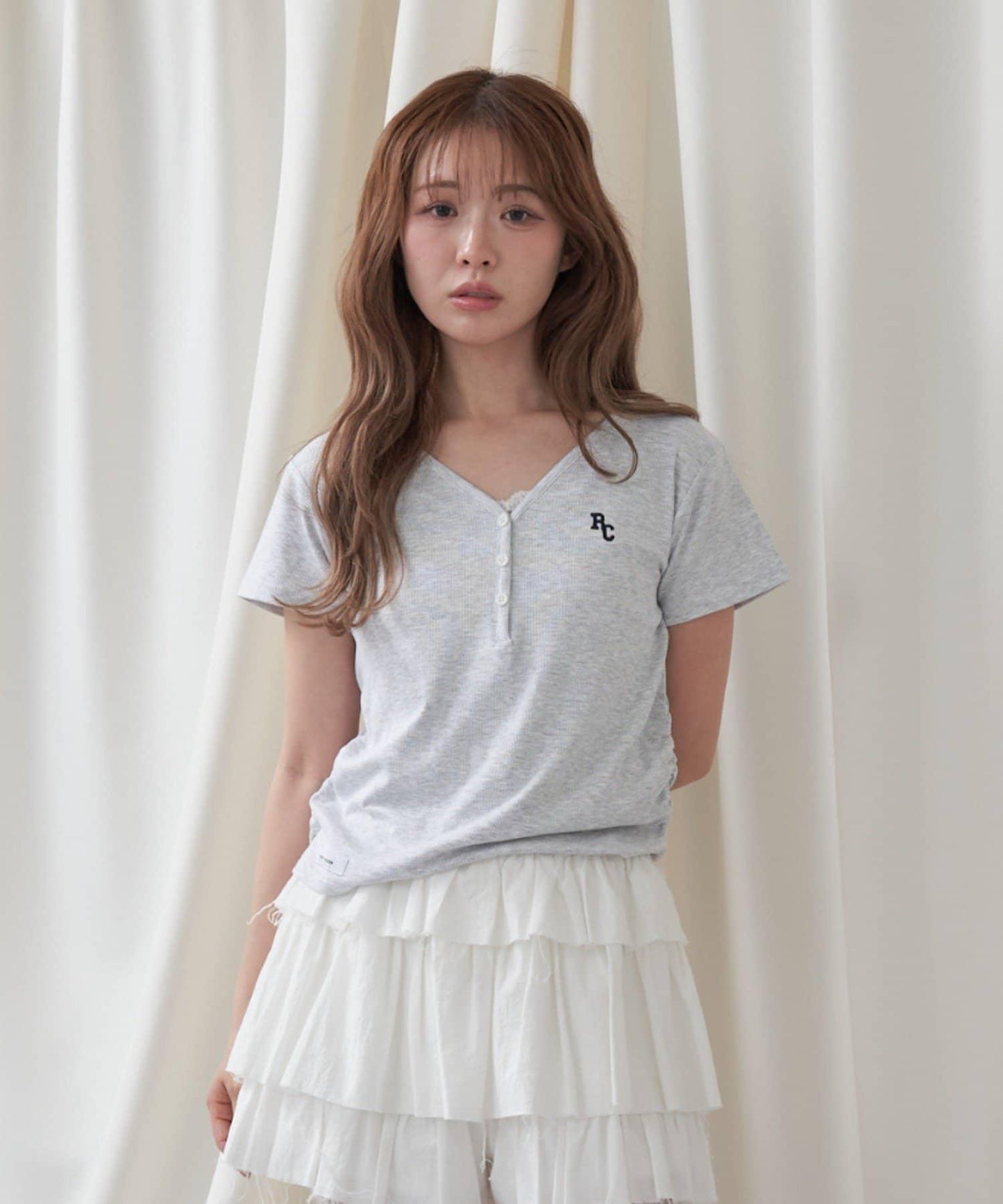 V領亨利領胸部刺繡短袖T恤