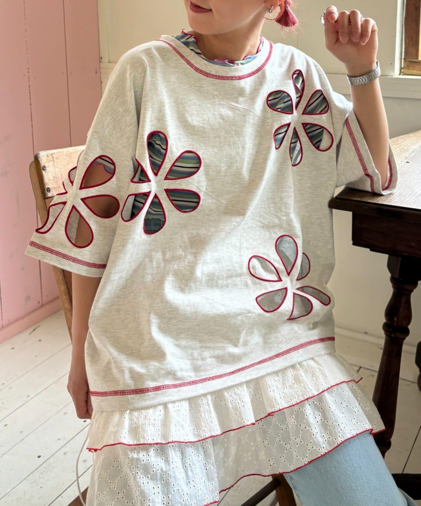 【HELLO.SANFRANCISCO】花朵剪裁寬鬆T恤