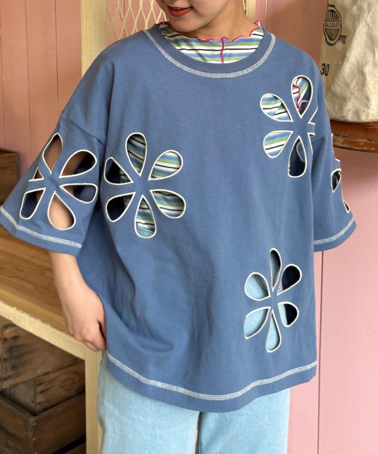 【HELLO.SANFRANCISCO】花朵剪裁寬鬆T恤