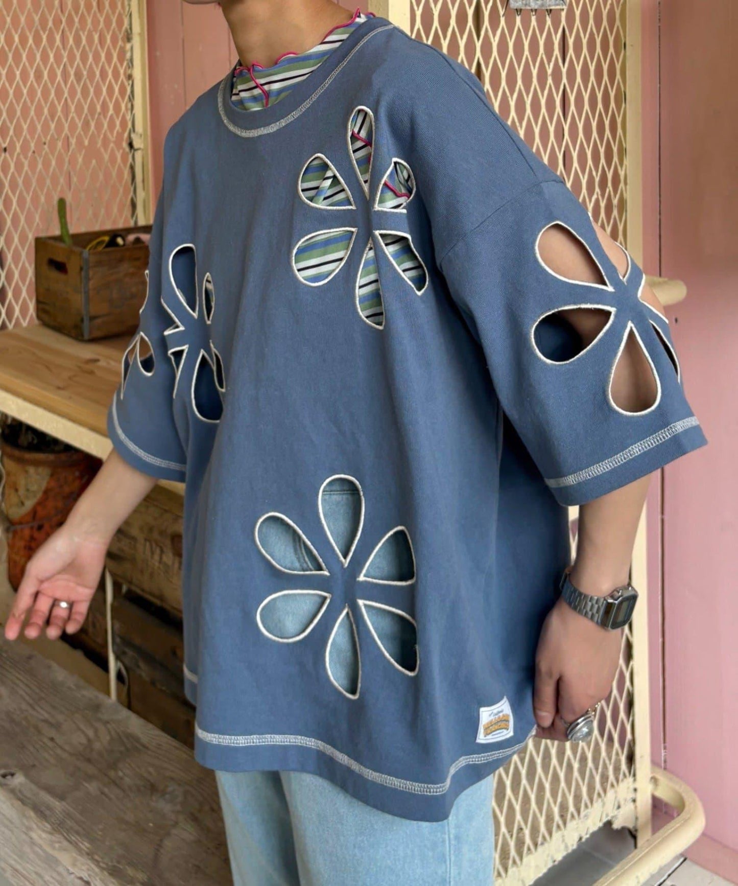 【HELLO.SANFRANCISCO】花朵剪裁寬鬆T恤