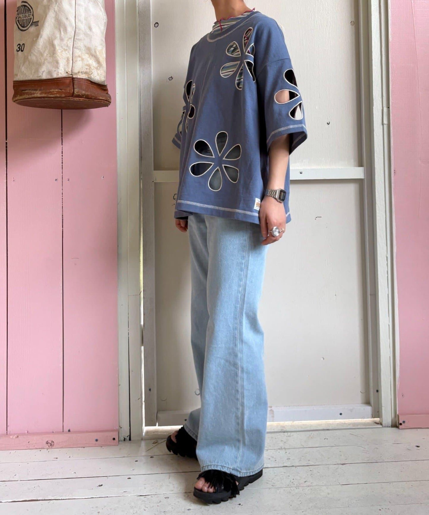 【HELLO.SANFRANCISCO】花朵剪裁寬鬆T恤