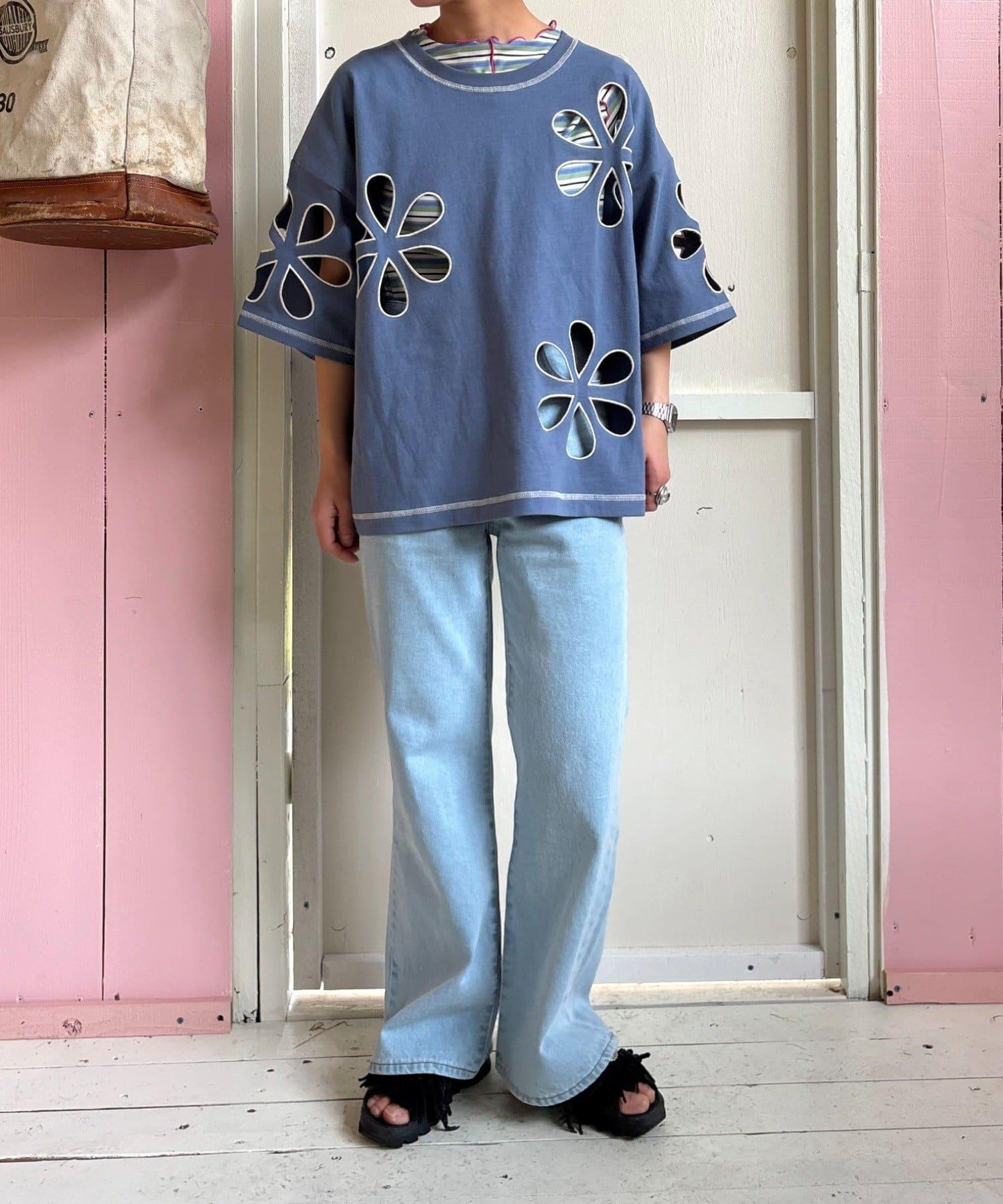 【HELLO.SANFRANCISCO】花朵剪裁寬鬆T恤